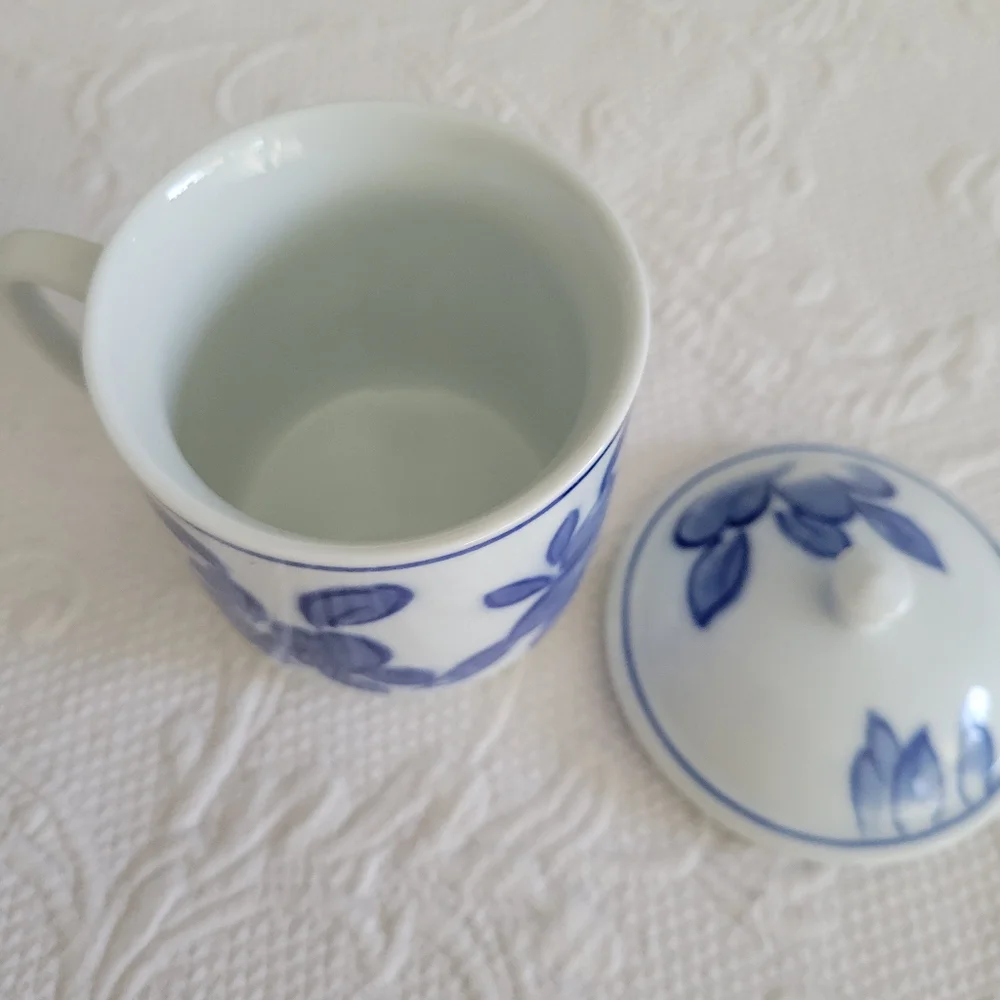 Williams & Sonoma porcelain teacups with lids